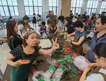 外籍师生参加学校 “浓情端午 粽叶飘香”端午节活动